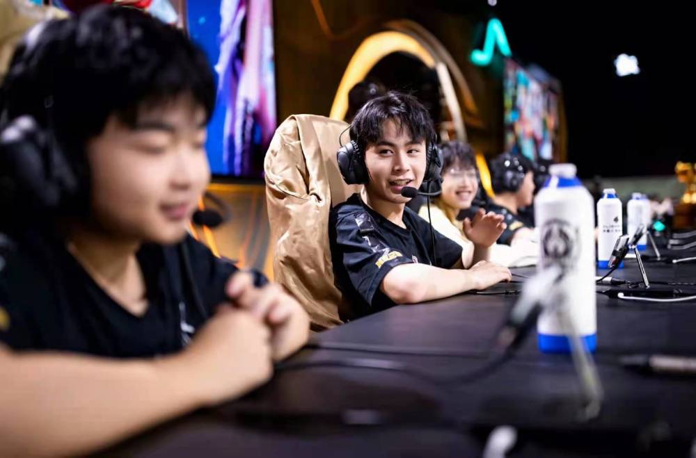 PGL Astana 2025 第一天：精彩比赛、击杀、评论、表情包、网红反应